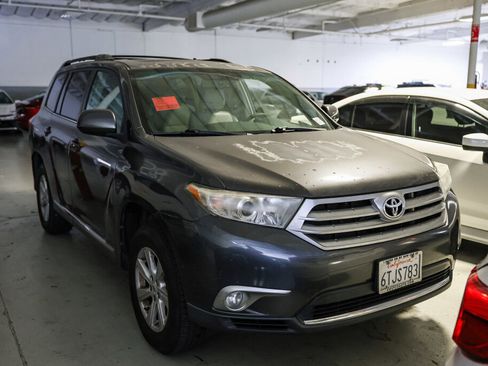 Used 2011 Toyota Highlander SE image 2