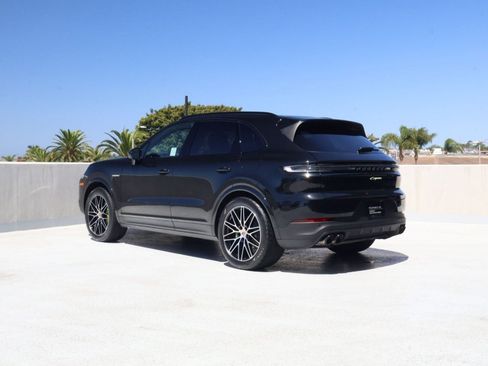 Certified 2025 Porsche Cayenne E-Hybrid AWD/4WD image 3