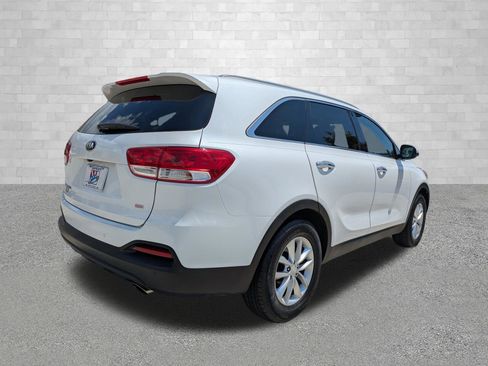 Used 2018 Kia Sorento FWD image 2