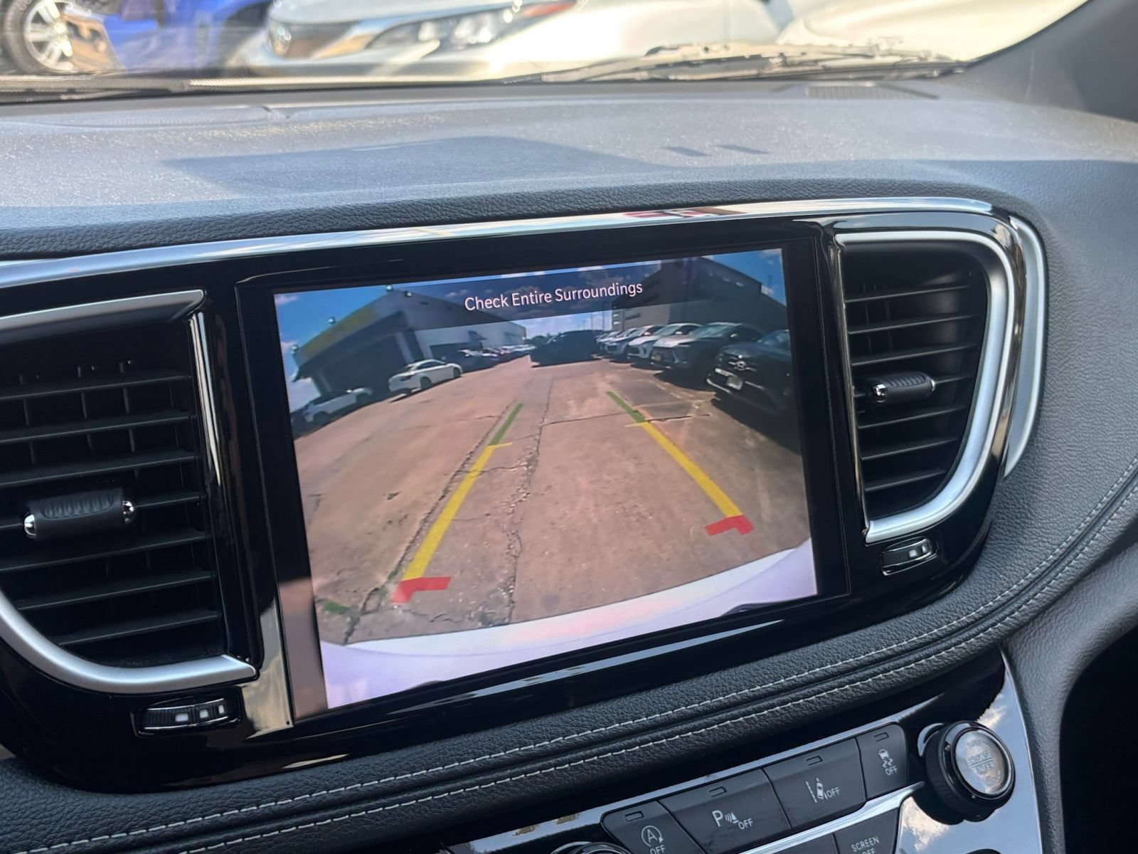 Used 2025 Chrysler Pacifica Limited FWD image 26