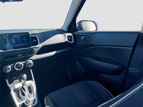 Used 2024 Hyundai Venue Limited image 24