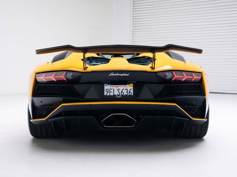 Used 2018 Lamborghini Aventador S image 6