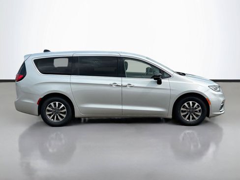 Used 2024 Chrysler Pacifica Limited FWD image 17