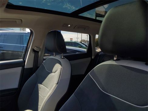 Certified 2025 Volkswagen Taos SE w/ Panoramic Sunroof Package image 16