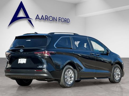 Used 2023 Toyota Sienna XLE image 5