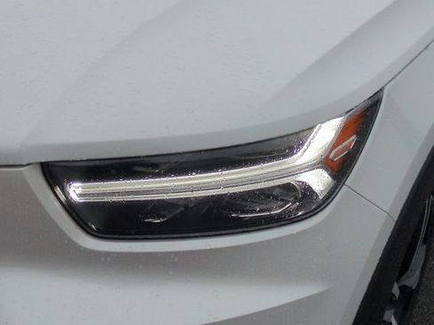 Used 2021 Volvo XC40 T5 R-Design image 9