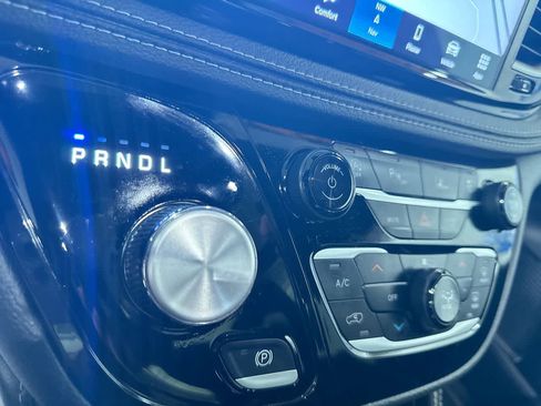 Used 2025 Chrysler Pacifica Limited image 32