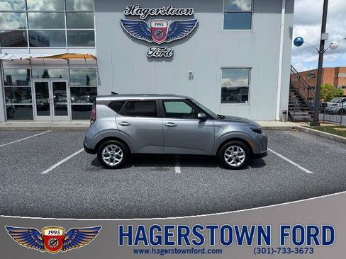 Used 2025 Kia Soul LX w/ LX Technology Package FWD image 1