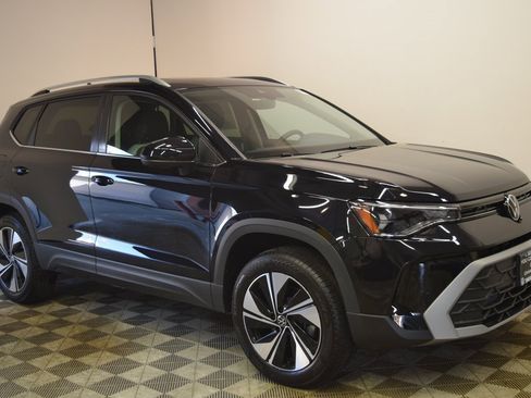 New 2025 Volkswagen Taos SE image 1