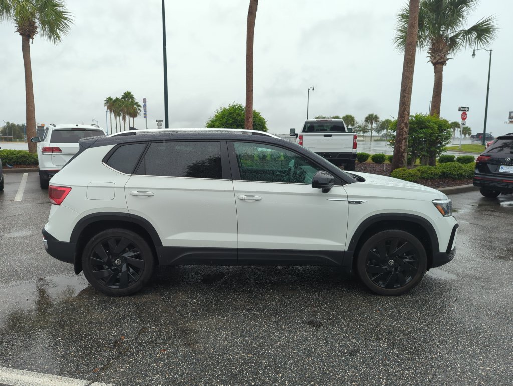 Used 2024 Volkswagen Taos SE AWD/4WD image 3