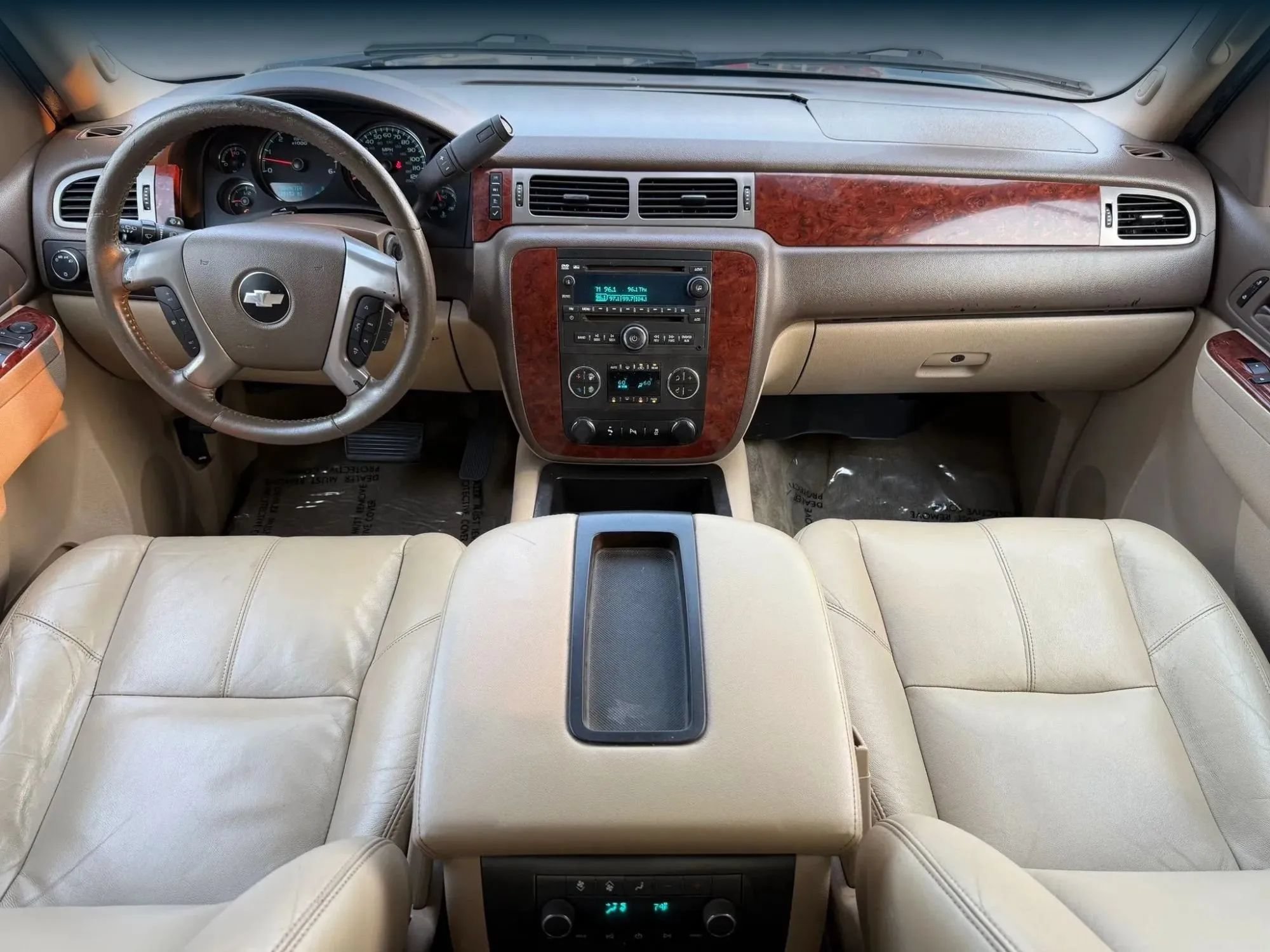 Used 2014 Chevrolet Suburban LT RWD image 3
