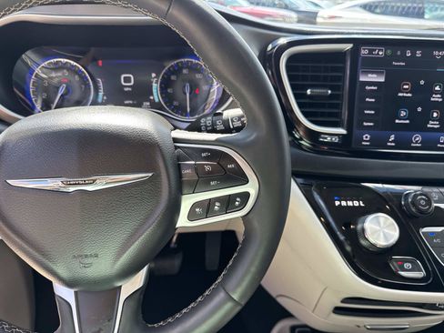 Used 2024 Chrysler Pacifica Touring-L FWD image 23
