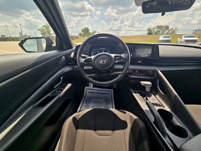 Used 2025 Hyundai Elantra Sport FWD image 13