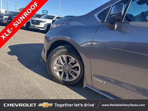 Used 2021 Toyota Sienna XLE image 4