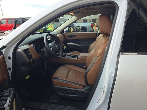 Used 2025 Nissan Pathfinder Platinum FWD image 7
