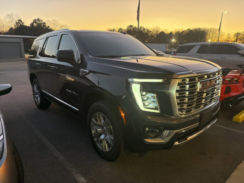 Used 2025 GMC Yukon Denali w/ Sun & Power Step Package image 5