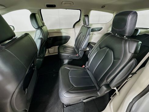 Used 2023 Chrysler Pacifica Touring-L FWD image 27
