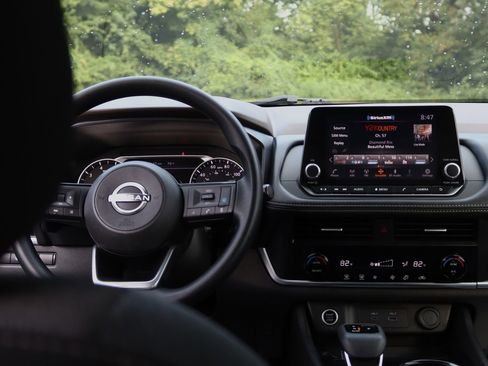 Used 2023 Nissan Rogue SV image 22