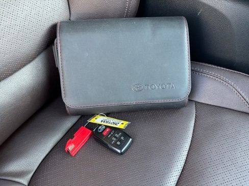 Used 2021 Toyota Sienna Platinum image 34