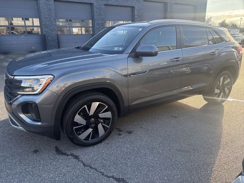 Used 2024 Volkswagen Atlas Cross Sport SE image 3