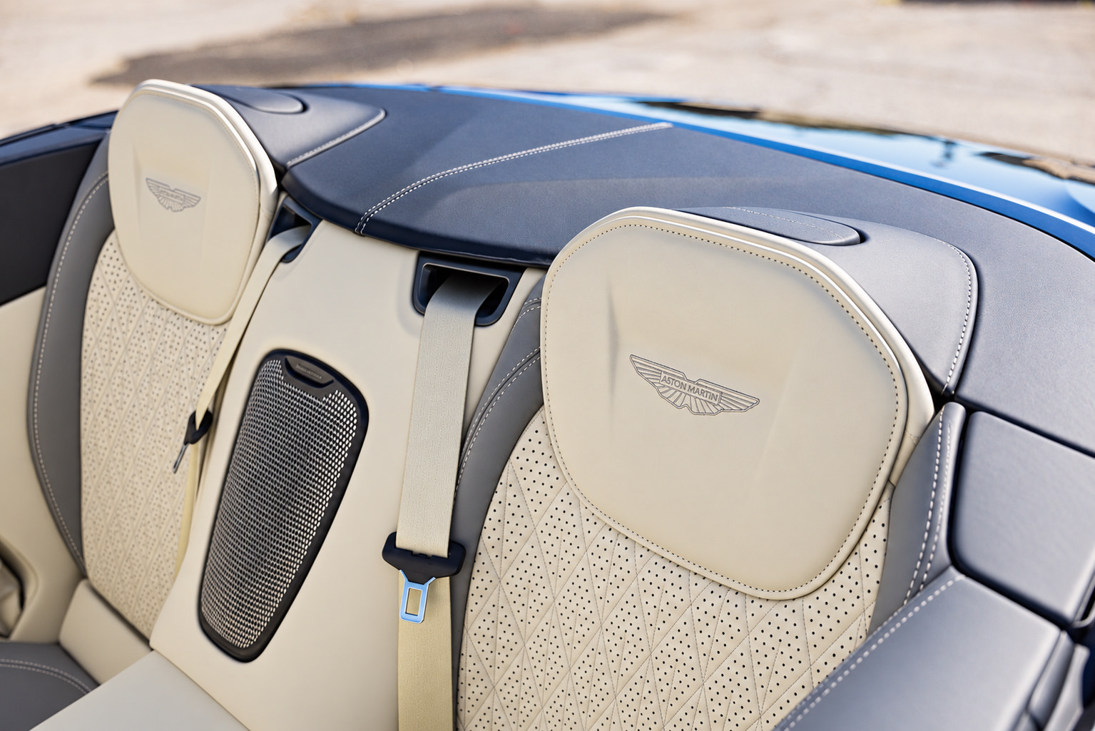Used 2024 Aston Martin DB12 Convertible RWD image 33