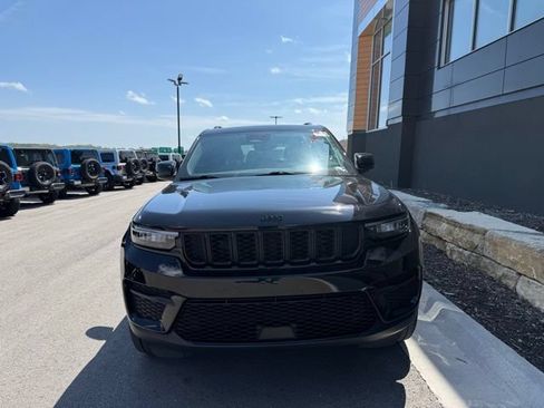 Used 2023 Jeep Grand Cherokee Altitude AWD/4WD image 7