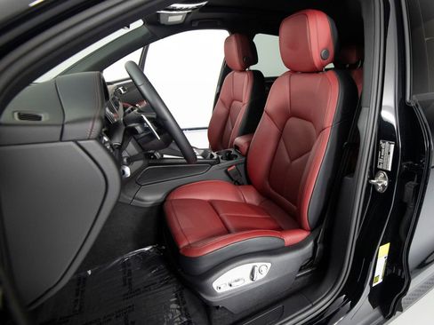 Certified 2025 Porsche Macan image 5