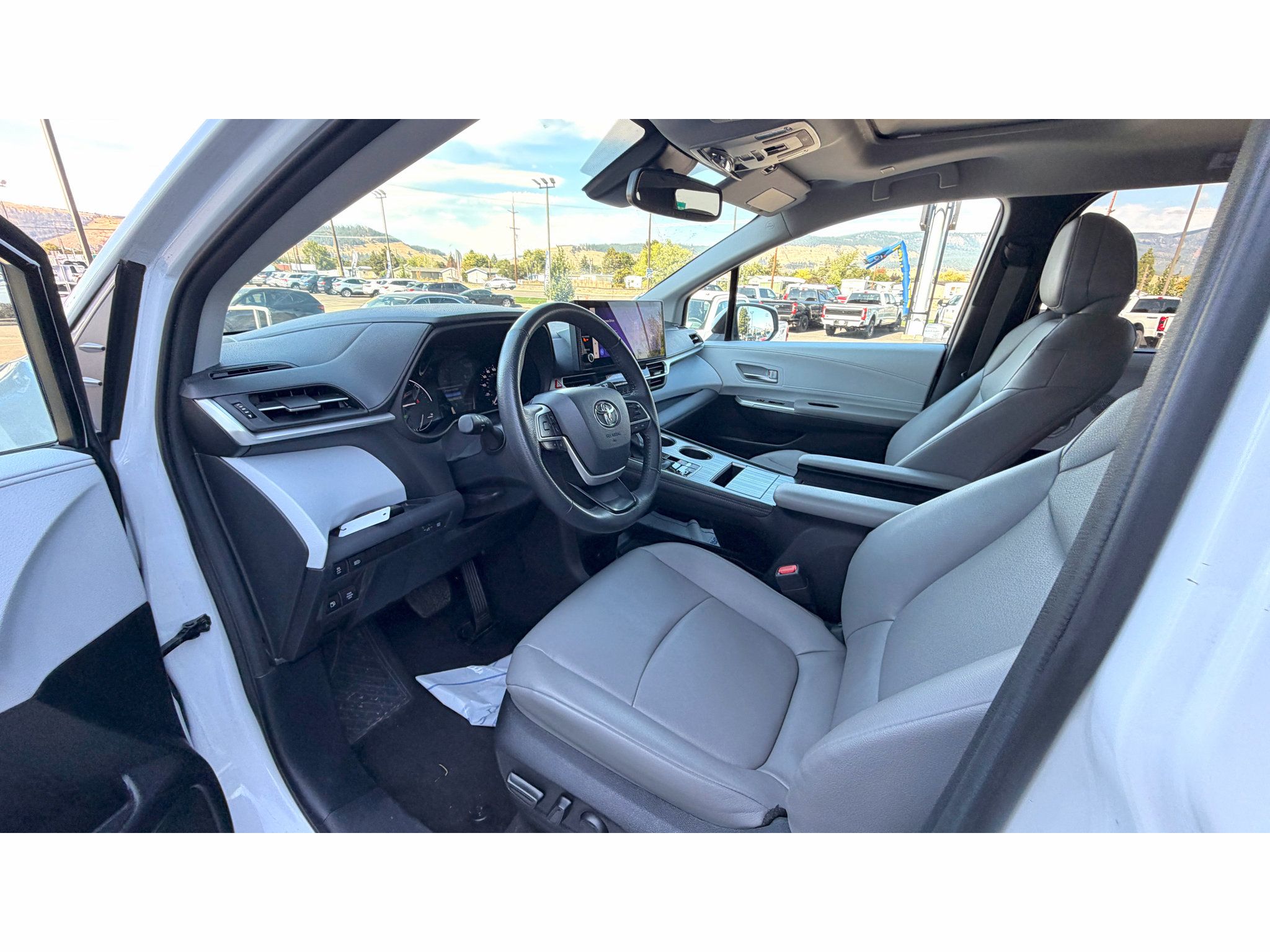 Used 2025 Toyota Sienna XLE FWD image 20