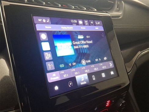 Used 2023 Jeep Grand Cherokee Altitude image 3