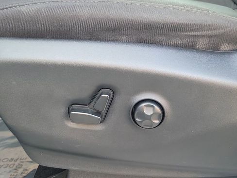 Used 2024 Chrysler Voyager LX image 15