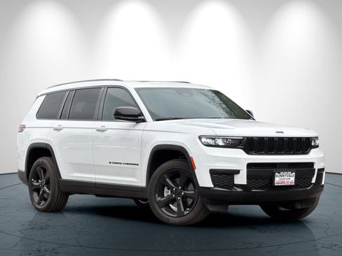 New 2025 Jeep Grand Cherokee L Altitude image 2