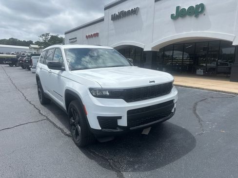 New 2025 Jeep Grand Cherokee L Laredo image 2