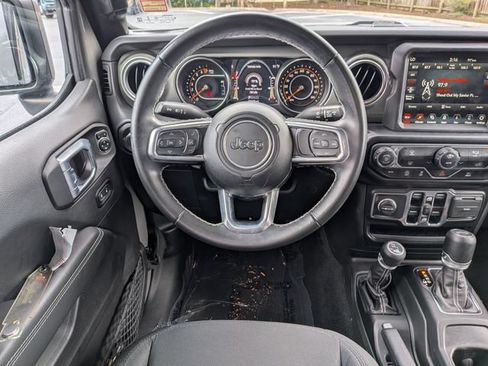 Used 2022 Jeep Wrangler Unlimited Sahara AWD/4WD image 16
