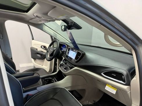 Used 2024 Chrysler Pacifica Limited FWD image 26