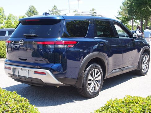 Used 2024 Nissan Pathfinder SL w/ Black Appearance Package AWD/4WD image 8