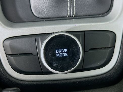 Used 2023 Hyundai Venue SEL image 25