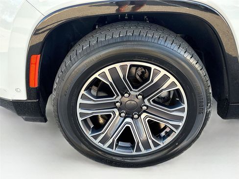 Used 2024 Jeep Wagoneer L Series II RWD image 33