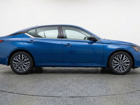 Used 2025 Nissan Altima 2.5 SV image 11