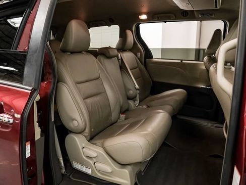 Used 2019 Toyota Sienna XLE Premium FWD image 29