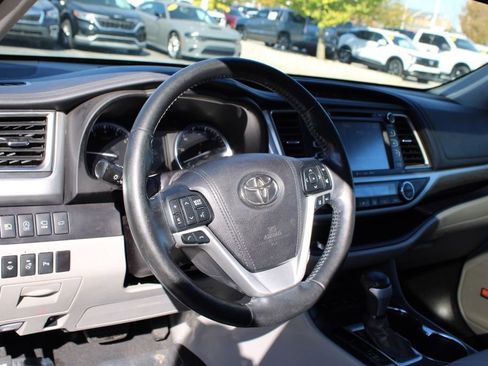 Used 2017 Toyota Highlander Limited Platinum image 18