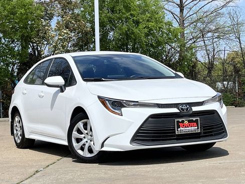 Used 2025 Toyota Corolla LE image 2