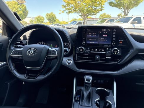 Used 2022 Toyota Highlander XSE AWD/4WD image 3