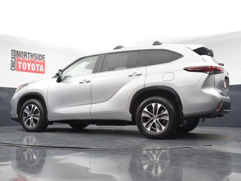 Used 2024 Toyota Highlander XLE AWD/4WD image 30