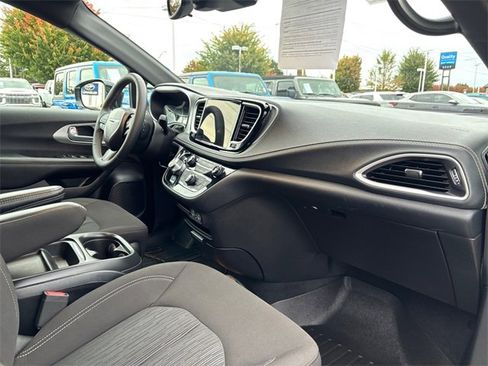 Used 2024 Chrysler Pacifica Touring image 33