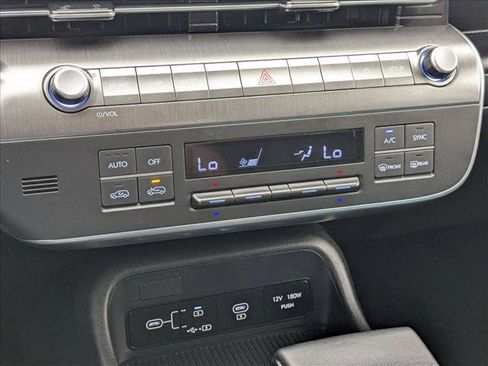 Used 2025 Hyundai Kona SEL AWD/4WD image 15
