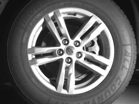 Used 2024 Ford Explorer XLT RWD image 12