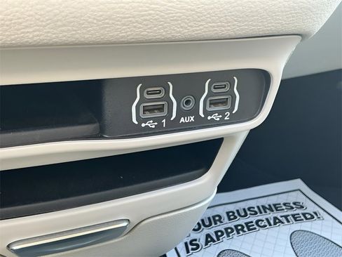 Used 2024 Chrysler Pacifica Select image 32