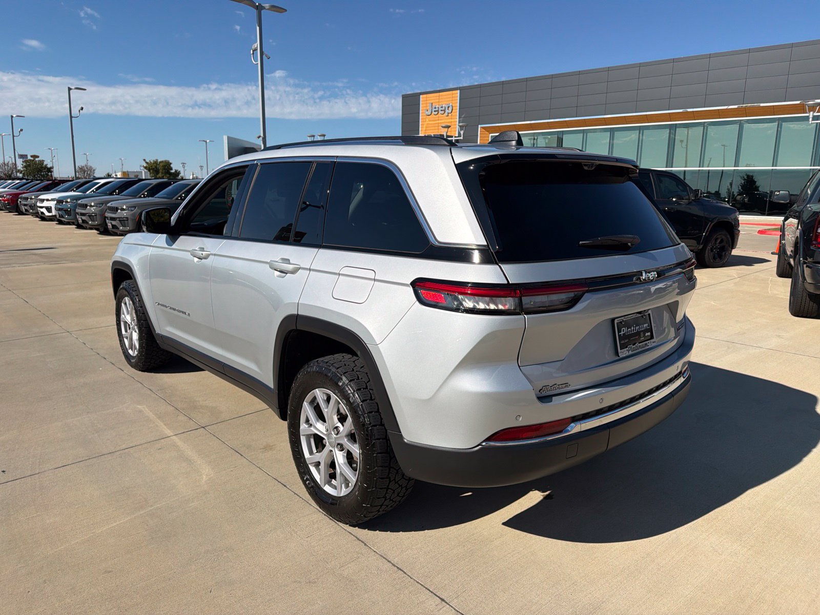 Used 2022 Jeep Grand Cherokee Limited w/ Luxury Tech Group II RWD image 3