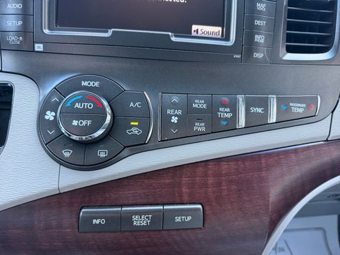 Used 2014 Toyota Sienna XLE w/ XLE Premium Package FWD image 11