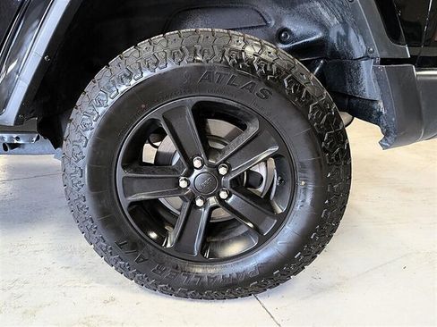 Used 2025 Jeep Wrangler Unlimited Sahara AWD/4WD image 14